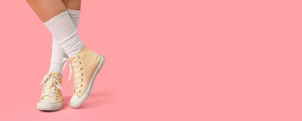 穿着时髦胶鞋的女性腿和粉色背景的白色袜子 有文字空间 — 图库照片
