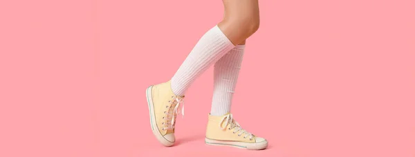 Kobiece Nogi Stylowych Gumowych Butach Białe Skarpetki Różowym Tle — Zdjęcie stockowe