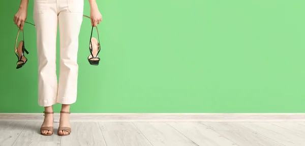 Mulher Com Elegante Sandálias Salto Alto Perto Parede Verde Banner — Fotografia de Stock