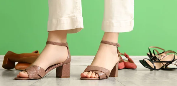 Mulher Elegante Sandálias Salto Alto Sapatos Diferentes Perto Parede Verde — Fotografia de Stock