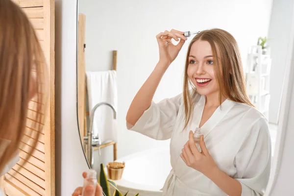 Young Woman Using Serum Hair Loss Treatment Home — Stock Photo, Image