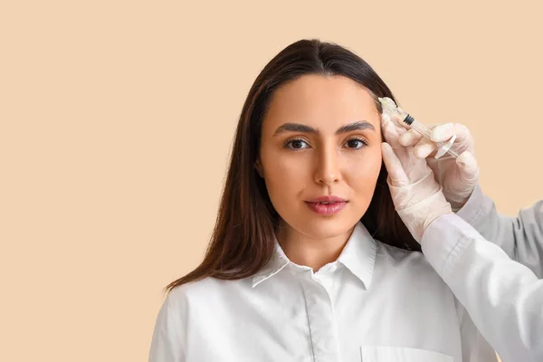Vrouw Met Haaruitval Probleem Met Injecteren Beige Achtergrond — Stockfoto