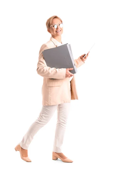 Dojrzałe Businesswoman Folderów Tablet Białym Tle — Zdjęcie stockowe