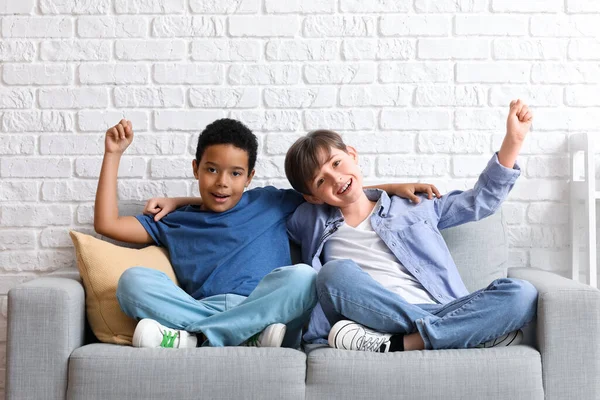 Щасливі Маленькі Хлопчики Обіймаються Дивані Вдома — стокове фото