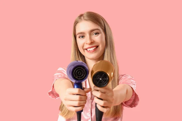 Ung Blond Kvinna Pyjamas Med Hårtork Rosa Bakgrund — Stockfoto