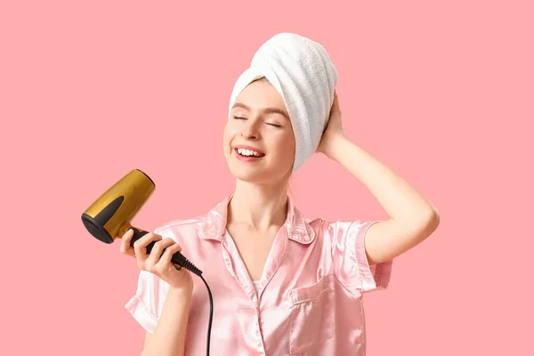 Giovane Donna Asciugamano Con Asciugacapelli Sfondo Rosa — Foto Stock