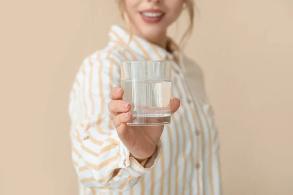 Νεαρή Γυναίκα Διαλυμένο Δισκίο Ποτήρι Νερό Μπεζ Φόντο Κοντινό Πλάνο — Φωτογραφία Αρχείου