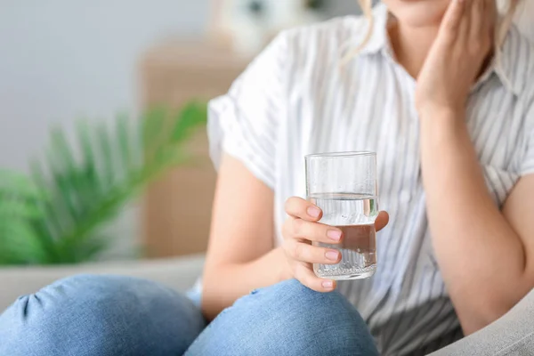 Mujer Joven Con Tableta Disuelta Vaso Agua Casa Primer Plano — Foto de Stock