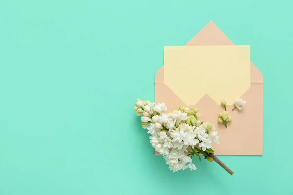 Enveloppe Avec Carte Blanche Fleurs Lilas Sur Fond Turquoise — Photo
