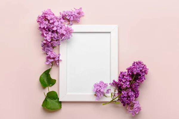 Samenstelling Met Mooie Lila Bloemen Blanco Frame Beige Achtergrond — Stockfoto