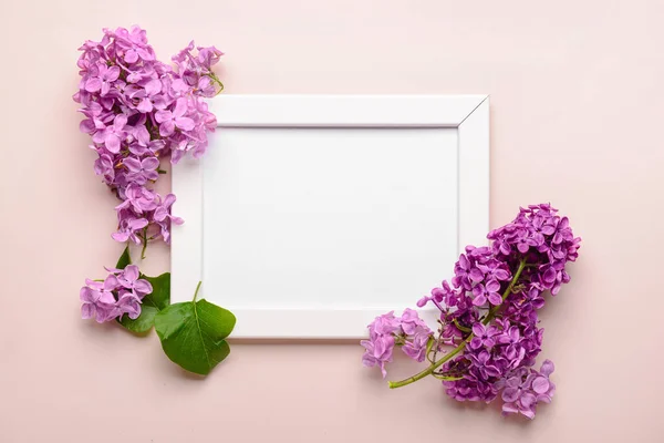 美しいライラックの花とベージュの背景に空白のフレームと構成 — ストック写真