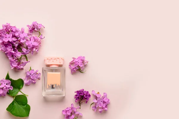 Lindas Flores Lilás Garrafa Perfume Fundo Bege — Fotografia de Stock