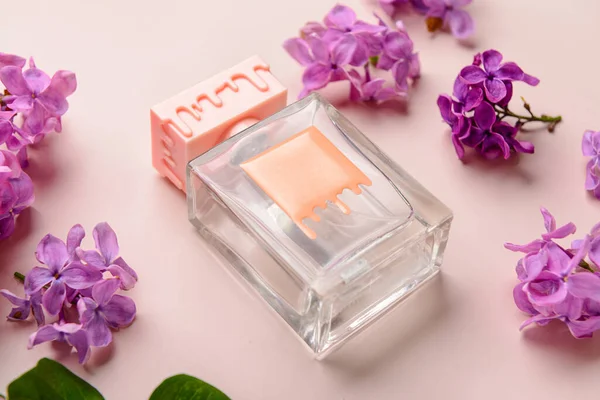 Bej Arka Planda Güzel Leylak Çiçekleri Bir Şişe Parfüm Yakın — Stok fotoğraf