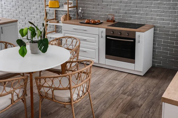 Interieur Van Moderne Keuken Met Eettafel Fornuis Oven Witte Toonbanken — Stockfoto