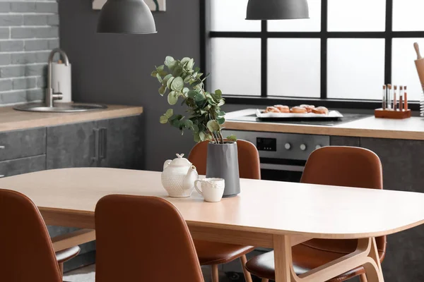 Modern Mutfağın Içinde Çaydanlık Fincan Okaliptüs Dallı Ahşap Yemek Masası — Stok fotoğraf