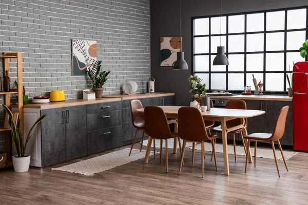 Interieur Van Moderne Keuken Met Eettafel Grijze Toonbanken — Stockfoto