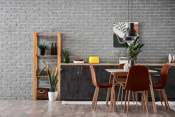 Interior Cozinha Moderna Com Mesa Jantar Balcões Cinzentos — Fotografia de Stock