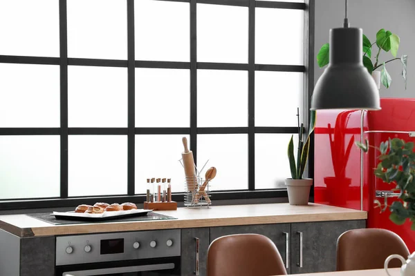 Modern Mutfağın Içinde Elektrikli Ocak Gri Tezgah Kırmızı Buzdolabı Var — Stok fotoğraf