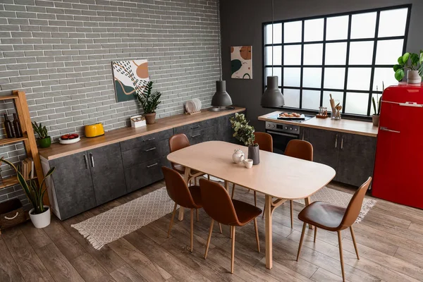 Interior Cozinha Moderna Com Mesa Jantar Balcões Cinzentos — Fotografia de Stock