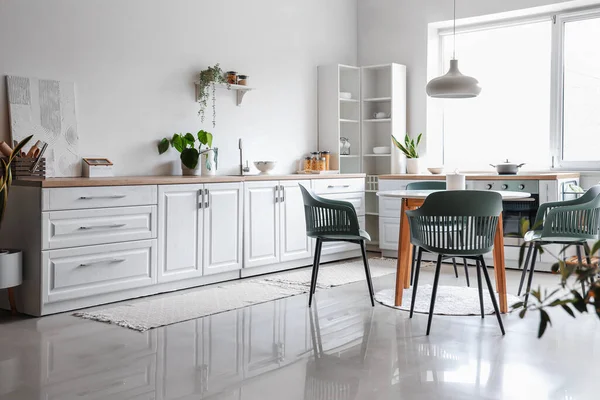 Interior Cozinha Leve Com Mesa Jantar Balcões Brancos — Fotografia de Stock