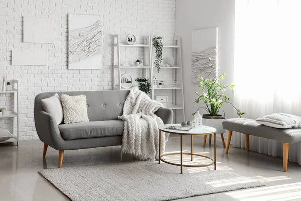轻便客厅内饰舒适的灰色沙发和咖啡桌 — 图库照片
