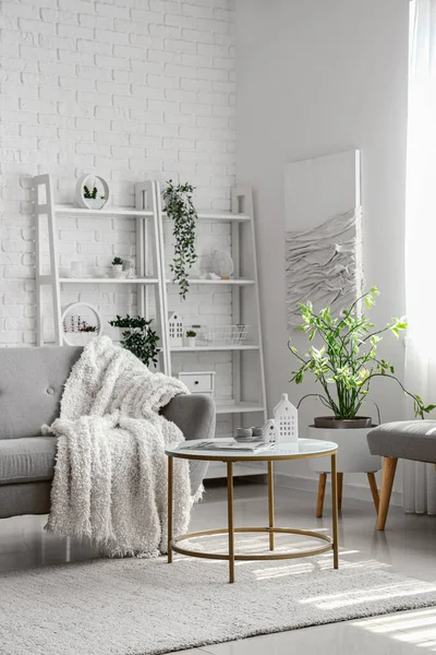 轻便客厅内饰舒适的灰色沙发和咖啡桌 — 图库照片