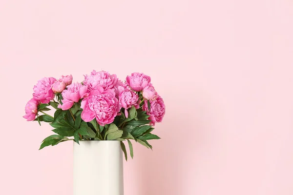 Vase Pivoines Roses Sur Fond Couleur — Photo