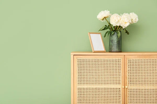 Vase White Peonies Photo Frame Dresser Green Wall — Stock Photo, Image