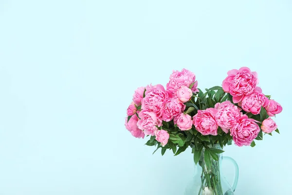 Jarrón Peonías Rosadas Sobre Fondo Azul — Foto de Stock