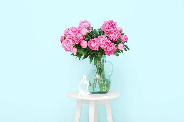 Vase Pivoines Roses Avec Figurine Sur Chaise Près Mur Bleu — Photo