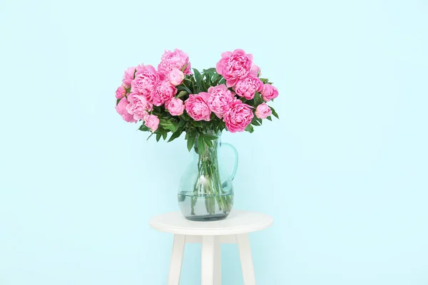 Vase Pivoines Roses Sur Chaise Près Mur Bleu — Photo