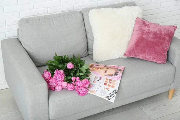 Bouquet Pink Peonies Magazine Pillows Couch White Brick Wall — Stock Photo, Image
