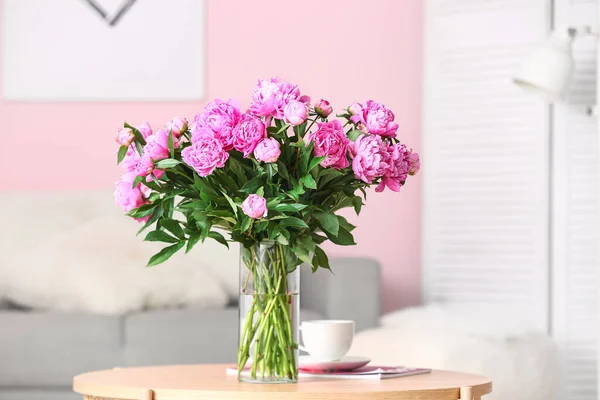 Váza Rózsaszín Bazsarózsa Dohányzóasztalon Kanapéval Nappaliban — Stock Fotó