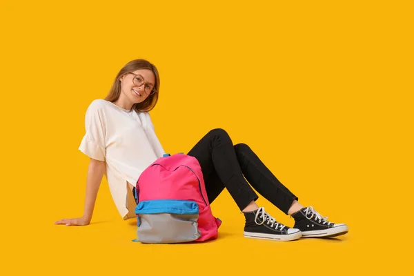 Vrouwelijke Student Met Rugzak Zittend Gele Achtergrond — Stockfoto