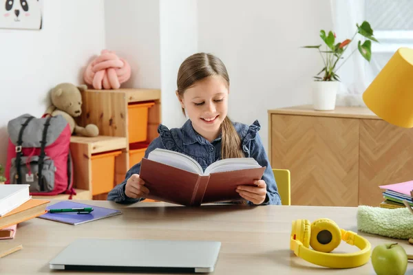 Little Girl Reading Schoolbook Home — Stock Photo, Image