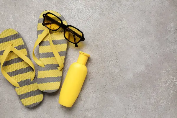 Gafas Sol Con Chanclas Botella Crema Protector Solar Sobre Fondo —  Fotos de Stock