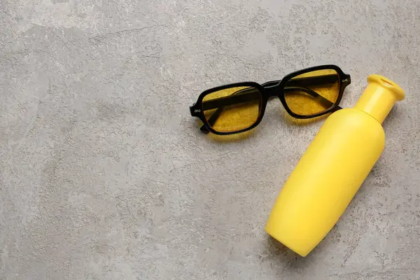 Gafas Sol Con Botella Crema Protector Solar Sobre Fondo Gris —  Fotos de Stock