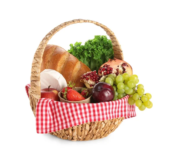 Wiklinowy Kosz Pysznym Jedzeniem Piknik Białym Tle — Zdjęcie stockowe