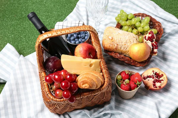Wicker Basket Tasty Food Picnic Wine Glasses Green Background Closeup — Stock Photo, Image