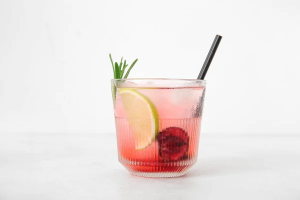 Glas Smakelijke Cherry Limonade Met Limoen Rozemarijn Witte Achtergrond — Stockfoto