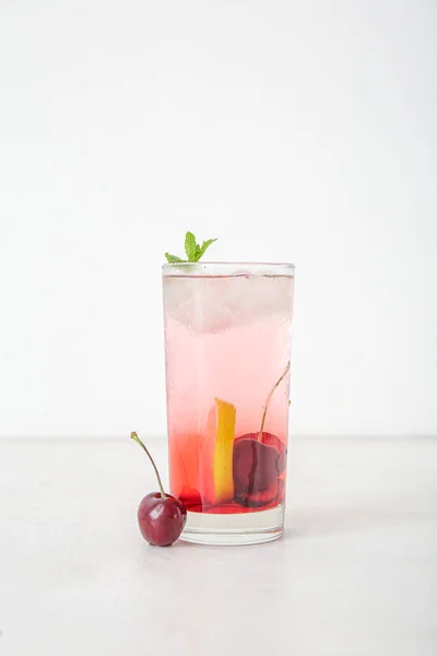 Glas Leckere Kirsch Limonade Mit Limette Und Minze Auf Weißem — Stockfoto