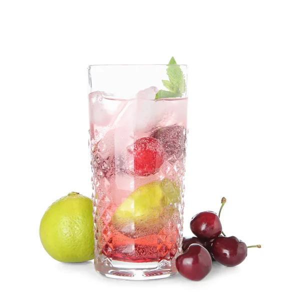Glas Smakelijke Cherry Limonade Met Limoen Munt Witte Achtergrond — Stockfoto