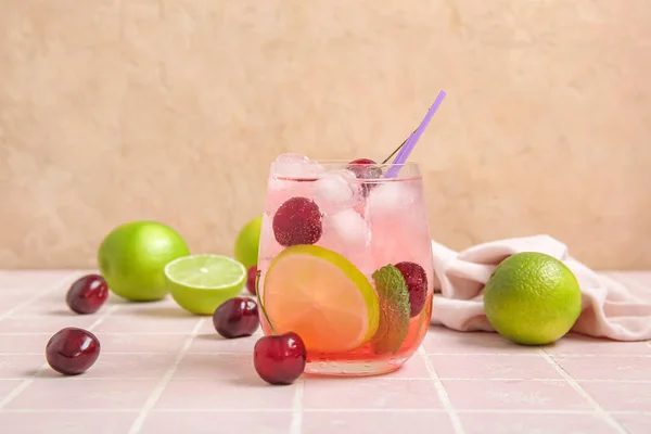 Склянка Смачного Вишневого Лимонаду Лаймом Ятою Рожевому Плитковому Столі — стокове фото