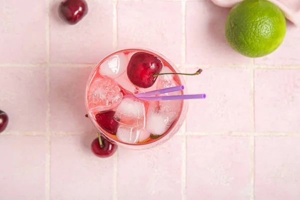 맛있는 레모네이드와 분홍색 테이블에 석회를 — 스톡 사진