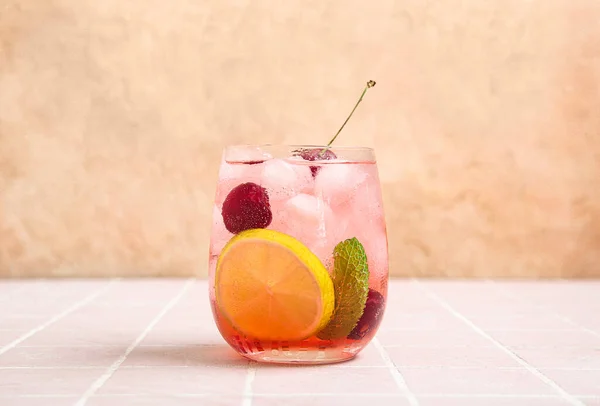 Glas Smakelijke Kersenlimonade Met Limoen Munt Roze Tegeltafel — Stockfoto