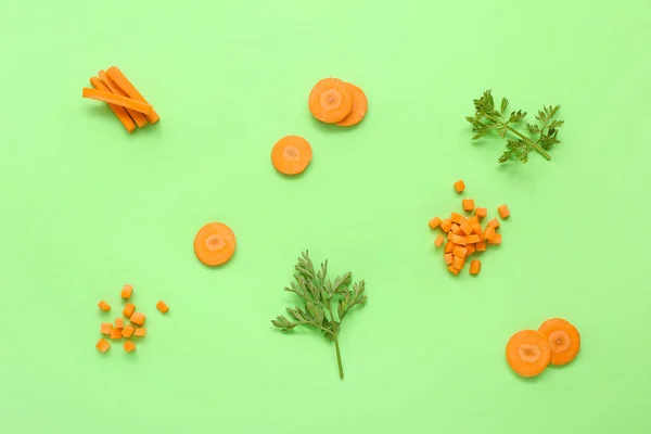 Кусочки Свежей Моркови Зеленом Фоне — стоковое фото