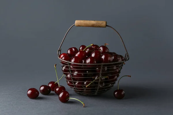 Košík Třešněmi Šedém Pozadí — Stock fotografie