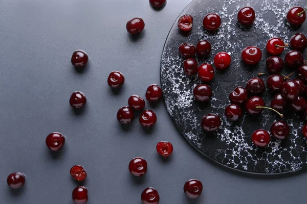 Board Sweet Cherries Grey Background — Stock Photo, Image