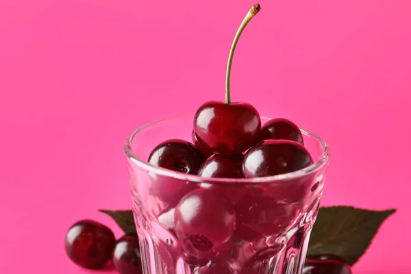 Bicchiere Con Ciliegie Dolci Sfondo Rosa — Foto Stock