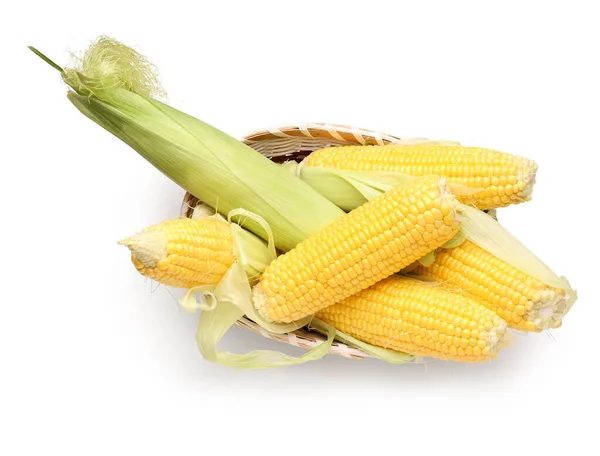 Wiklinowa Miska Świeżymi Kolbami Kukurydzy Białym Tle — Zdjęcie stockowe